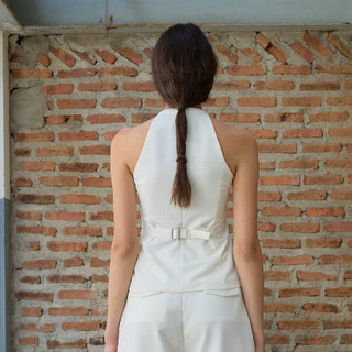STUDIO UNKNOWN - SS26 Anna Slim Vest เสื้อกั๊กทรงเข้ารูปมีตัวปรับด้านหลัง