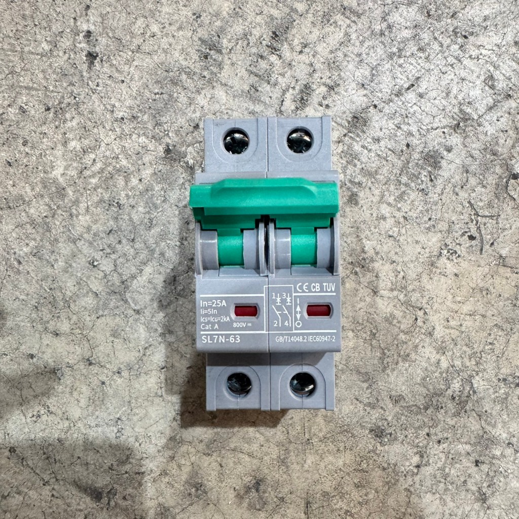 เซอร์กิตเบรกเกอร์ DC รุ่น Suntree SL7N-63 2P 25A 800V เป็นเบรกเกอร์แบบ Non-polarity (ไม่มีขั้ว)