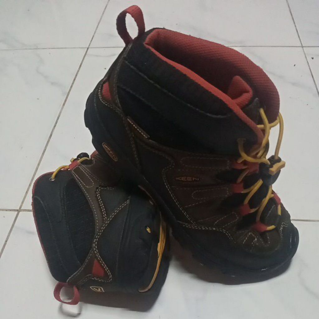 รองเท้าเดินป่า Keen Pagosa Mid