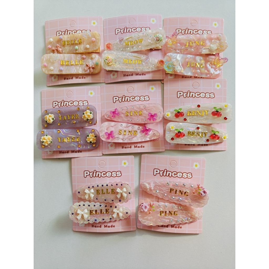 กิ๊บติดชื่อฟรี   (จัดส่งใน 2 วัน) ทักแชทแจ้งชื่อด้วยนะคะ ตกแต่งฟริโดยทางร้านจะออกแบบให้ค่ะ