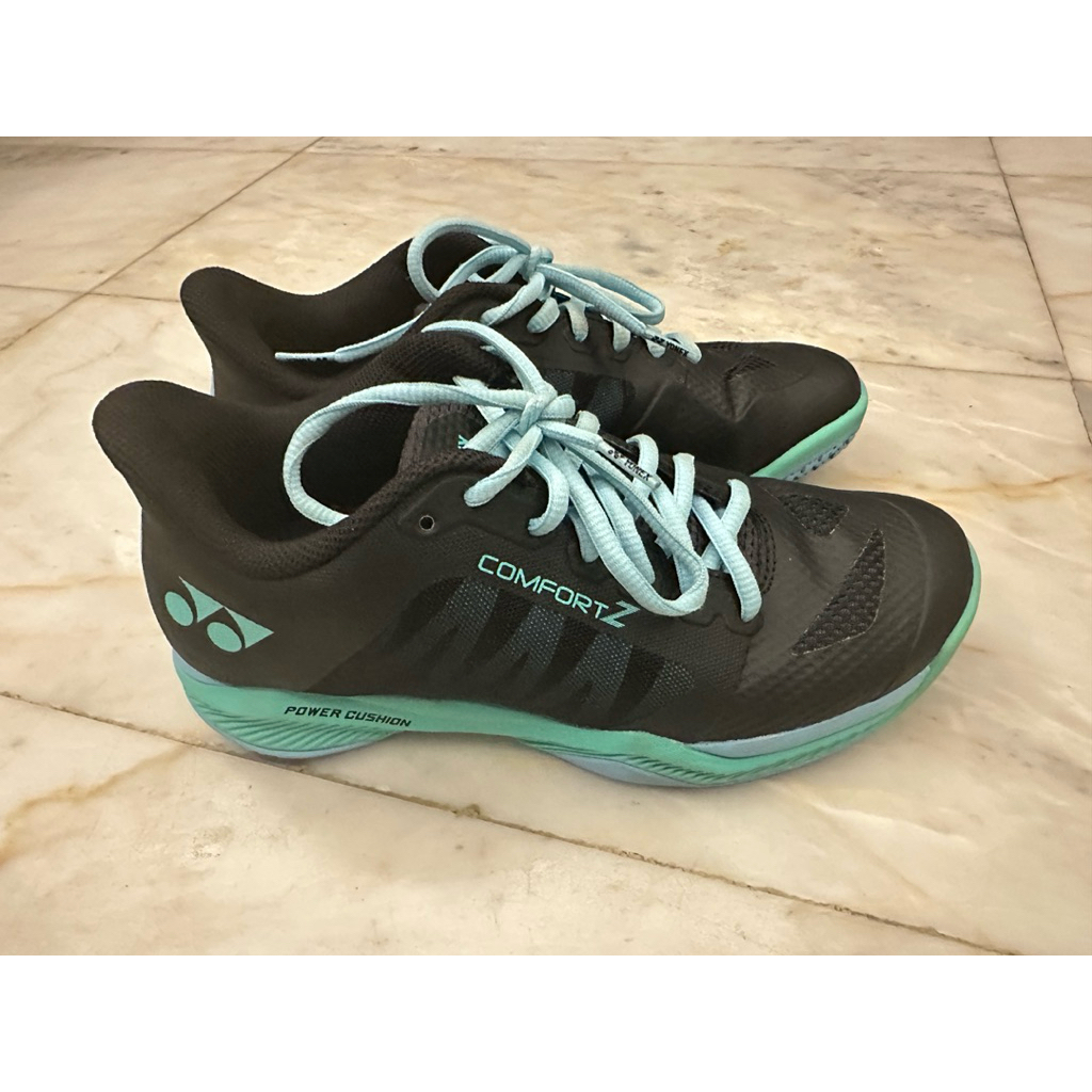 รองเท้าแบดมินตัน yonex