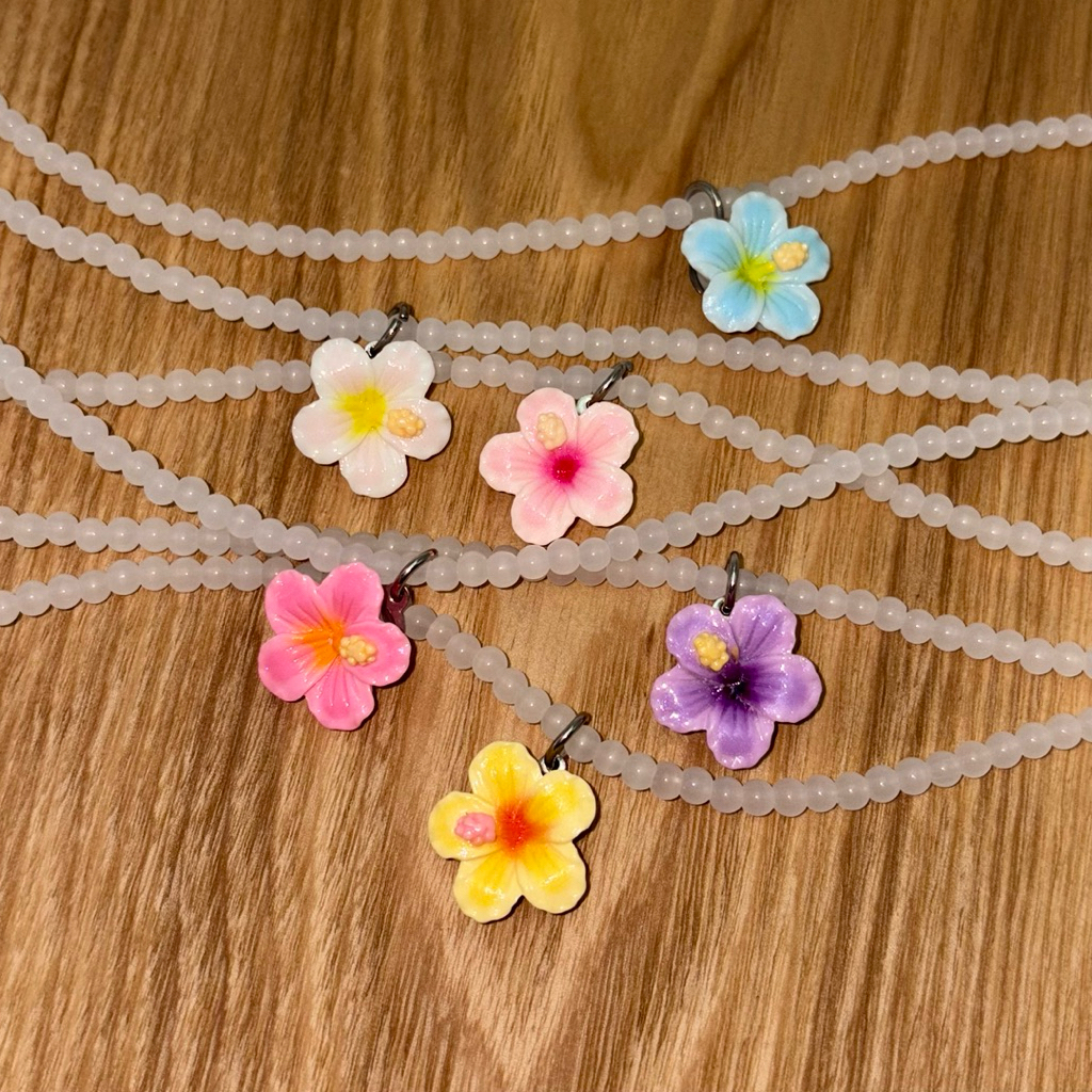 Piing me Necklace | สร้อยคอลูกปัดหยกเทียมสีขาวขุ่นๆพร้อมจี้ดอกชบาไซส์เล็ก ราคา ถูกที่สุด ดีลบีเคเค แกลเลอรีภาพที่ 5