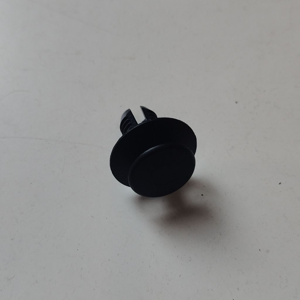 หมุดยึดพรมท้ายรถ ตรงไฟท้าย รถเบนซ์ W202 ของแท้