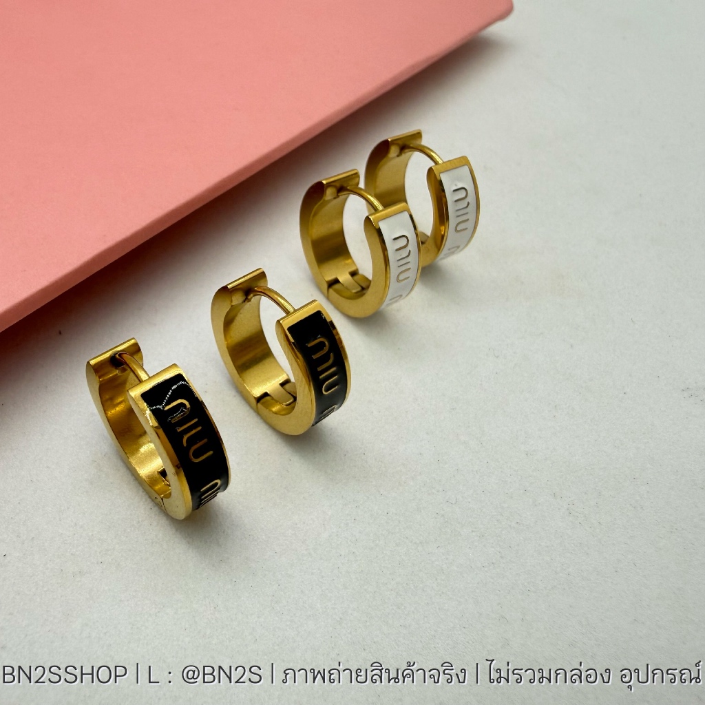 ต่างหูห่วงมินิ สีขาว ดำ แบบห่วงบานพับ งานปั๊มโลโก้ M งานสวย พร้อมส่งในไทย ส่งไว