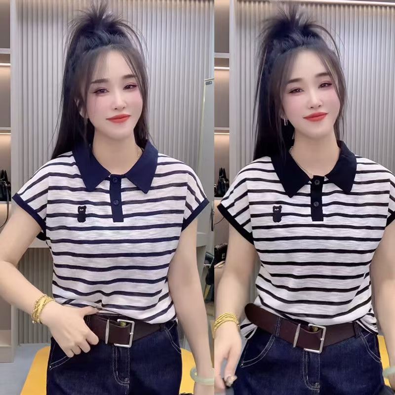 เสื้อโปโลคอปกทรงหลวมทันสมัย ​​ดูอ่อนเยาว์ และช่วยให้ดูผอมเพรียว ดีไซน์ลายทางแบบแพทช์เวิร์ค เหมาะสำหรับคุณแม่