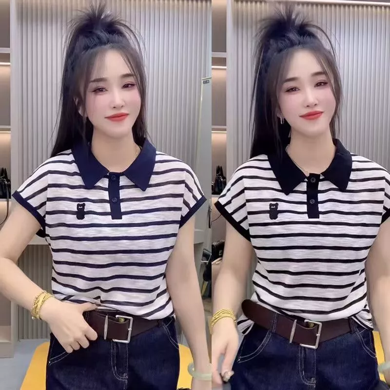 เสื้อโปโลคอปกทรงหลวมทันสมัย ดูอ่อนเยาว์ และช่วยให้ดูผอมเพรียว ดีไซน์ลายทางแบบแพทช์เวิร์ค เหมาะสำหรับคุณแม่