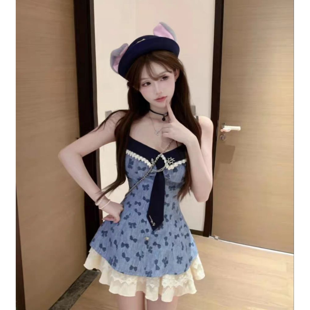 เดรสสายเดี่ยวลายโบว์ สไตล์หวานเซ็กซี่แนวสาวน้อยวัยเรียน ดีไซน์ลูกไม้ต่อ เข้ารูปช่วยพรางหุ่น ดูผอมเพรียว