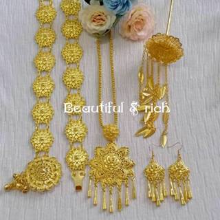 เครื่องประดับชุดไทยเป็นชุดสีทอง สร้อยคอพร้อมต่างหูเจาะ เข็มข…