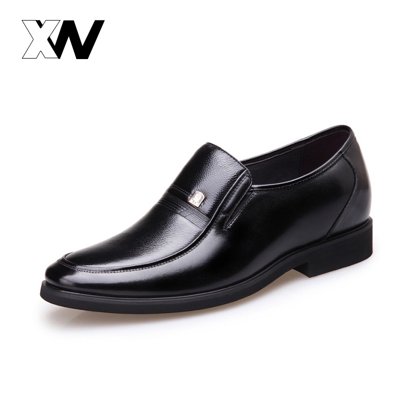 XWbrand รองเท้าหนัง PU คุณภาพดี สำหรับผู้ชาย ประดับด้วยอะไหล่สีเงินด้านหน้า และทำจากหนัง PU ทนทาน สีดำคลาสสิก เรียบหรู