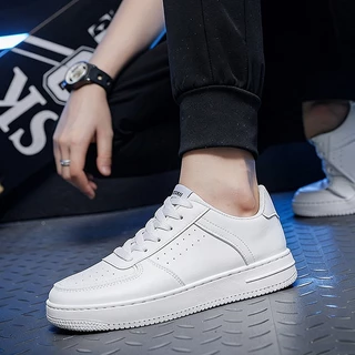 รองเท้าผ้าใบลำลองสำหรับผู้ชายรุ่นนี้โดดเด่นด้วยดีไซน์เรียบง่ายและวัสดุที่ทนทาน ทำให้เหมาะสำหรับ และสามารถเปลี่ยนจากชุด
