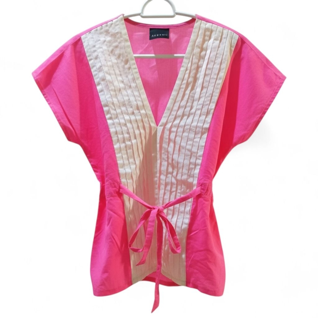 เสื้อสีชมพู Shocking Pink ตัดกับแถบพลีทสีขาวด้านหน้ารอบอก : 18 นิ้ว(inch) 
ความยาวตัวเสื้อ : 24 นิ้ว