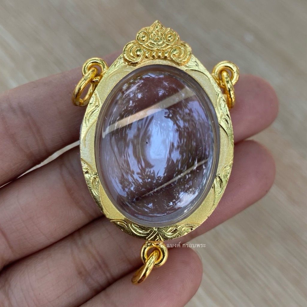 กรอบพระพับหลังไข่กลาง 3 ห่วง ลายพ่นทราย ขนาด 3.2x2.5 ซม.ใส่เหรียญที่มีขนาดใกล้เคียงได้ สวยดีถูกทน