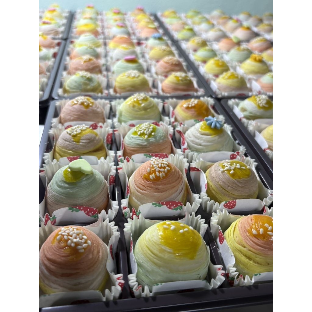 ขนมเปี๊ยะ_สายรุ้งพาสเทล ไส้ถั่วไข่เค็ม (หวานน้อย) อบควันเทียน ทำใหม่ทุกวัน (บรรจุ 12 ชิ้น) ราคา ถูกที่สุด ดีลบีเคเค แกลเลอรีภาพที่ 2