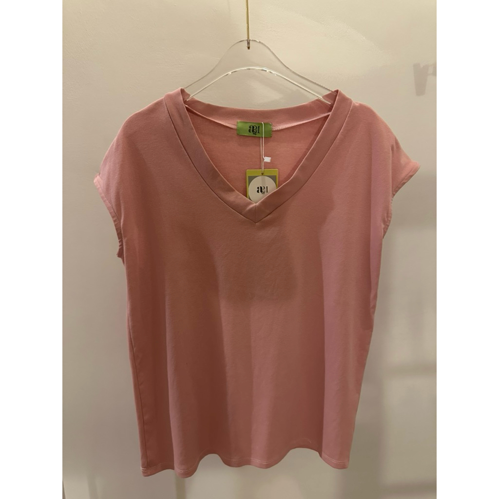 เสื้อยืดคอวี ทรงแขนล้ำ งาน A21 Shop