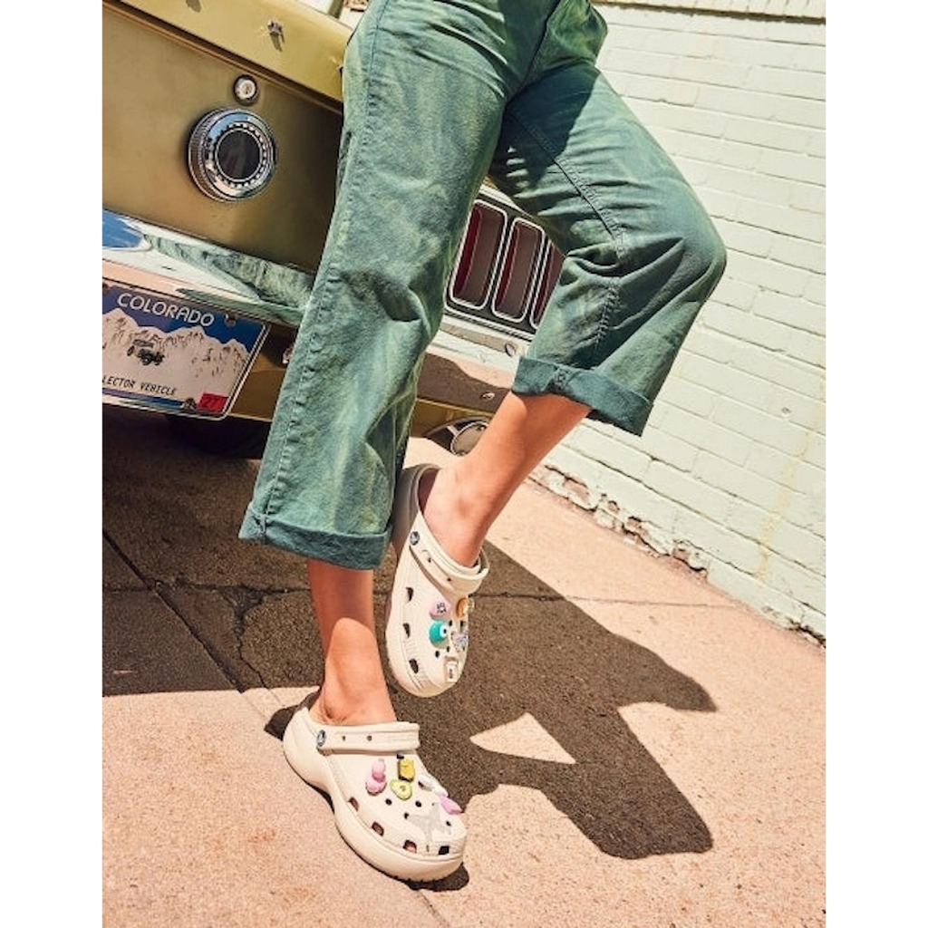 Crocs รองเท้าแตะ รองเท้าลำลอง Women Classic Platform Clog 206750-100 / 206750-2Y2 ราคา ถูกที่สุด ดีลบีเคเค แกลเลอรีภาพที่ 5
