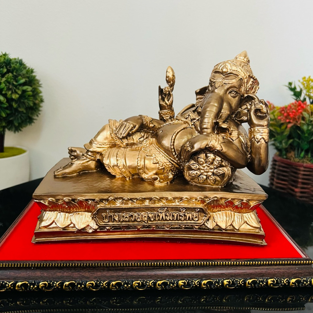 พระพิฆเนศ ปางเสวยสุข แร่เหล็กน้ำพี้ขนาด ฐานกว้าง 7 นิ้ว. สูง 6 นิ้ว น้ำหนัก 3.5 กิโล
