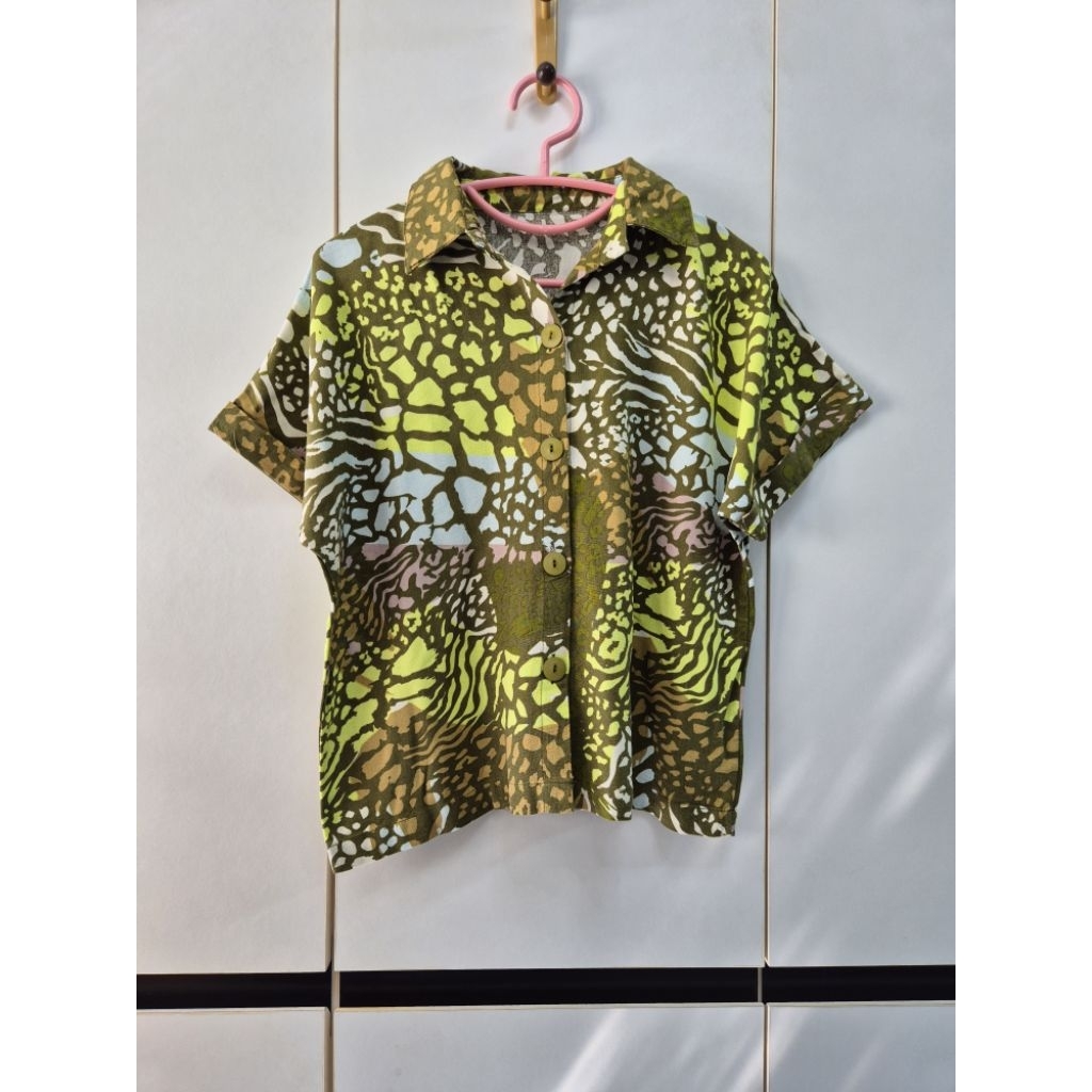 2nd เสื้อเชิ้ต คอปก โทนสีเขียว พิมพ์ลายทั้งตัว