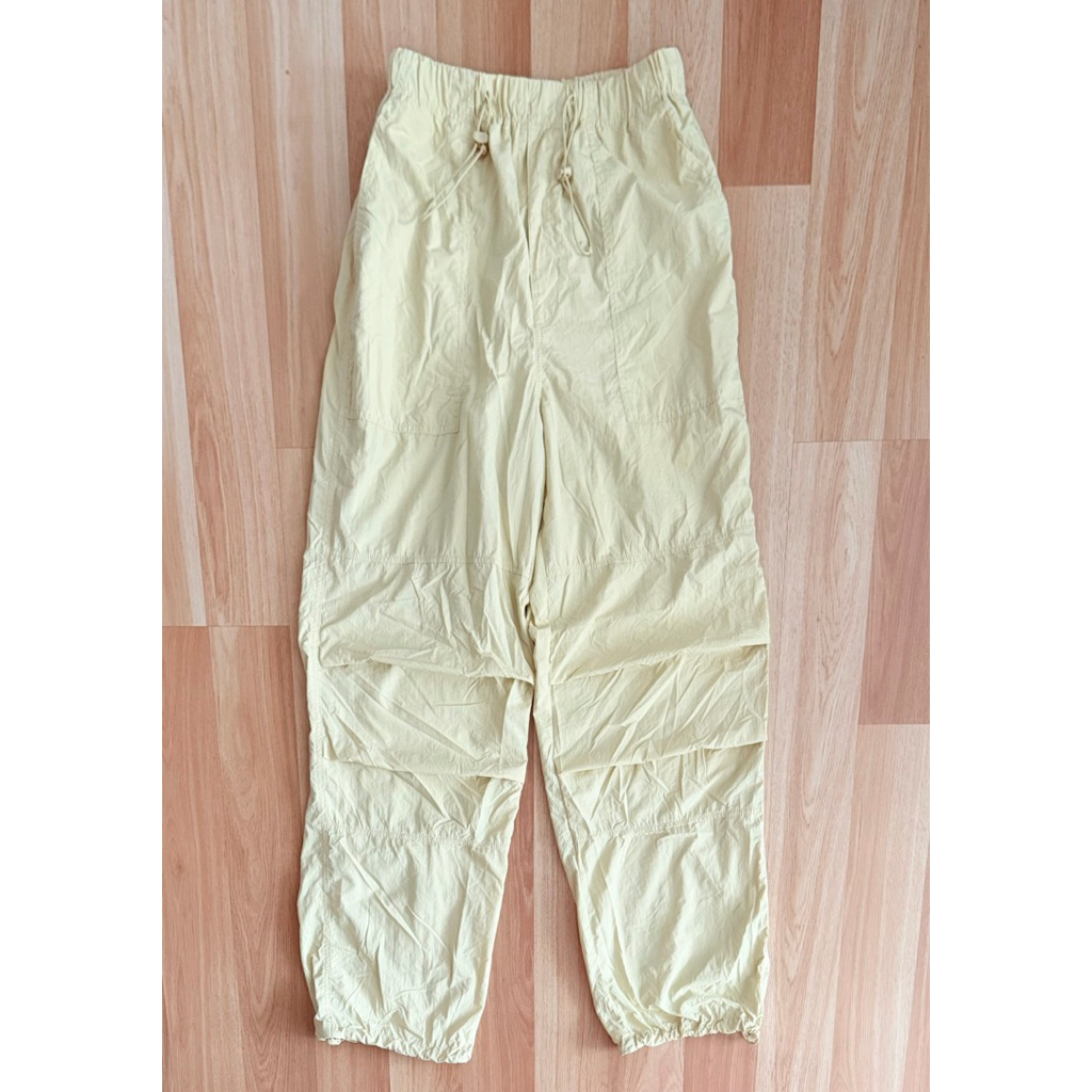 gu cargo pant ผ้าร่มเหลืองอ่อน