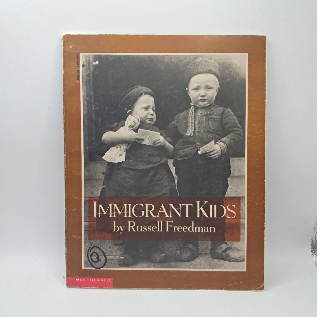 #Q #มือสอง :Immigrant Kids by Russell Freedman (หนังสือความรู้)