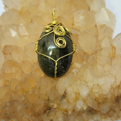 B71จี้พลอยเขียวส่องดัดลายลวดทองแดง