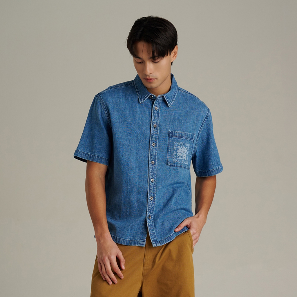 Mc JEANS (แม็คยีนส์) เสื้อเชิ้ตผู้ชาย เสื้อเชิ้ตแขนสั้น ทรงรีแลกซ์ สียีนส์ฟอกกลาง (Mc Resort Collection) MSSZ297