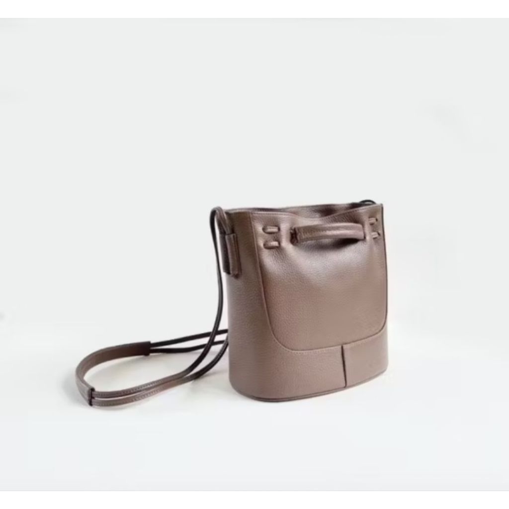 ส่งต่อ กระเป๋าหนังแท้ AL&CO | Clyde Cloud Small Taupe