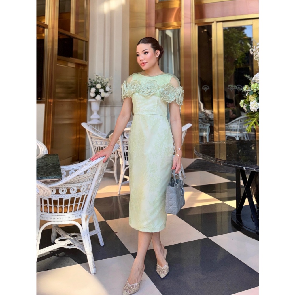 THE FLORIST COLLECTION ชุดเซ็ทลูกไม้ฝรั่งเศส เป็นแยกชิ้นกับผ้าคลุมไหล่ปักดอกลอย สวยหรู ให้ลุ๊คที่เหมือนสั่งตัดมาเลยค่ะ