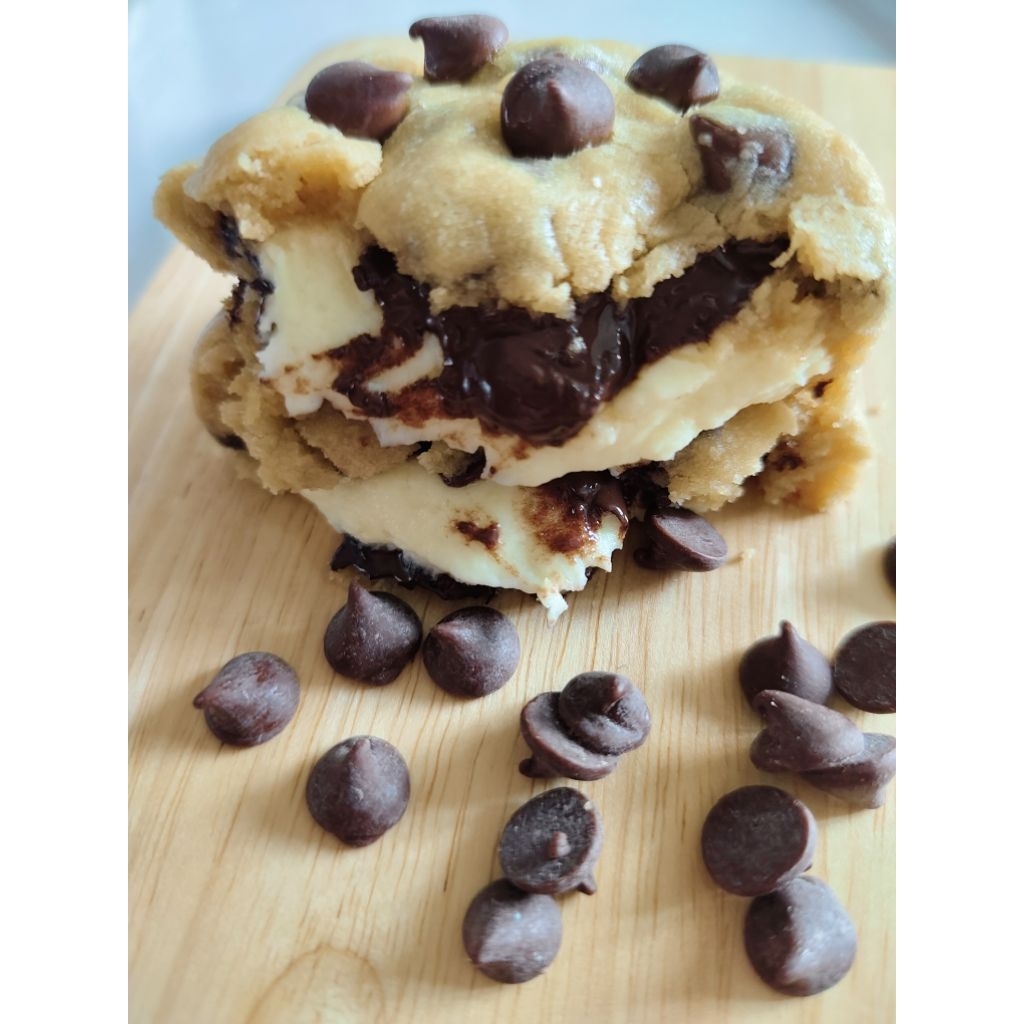 Cheesecake stuffed chocolate chip soft cookies. ชิ้นละ 85 กรัม