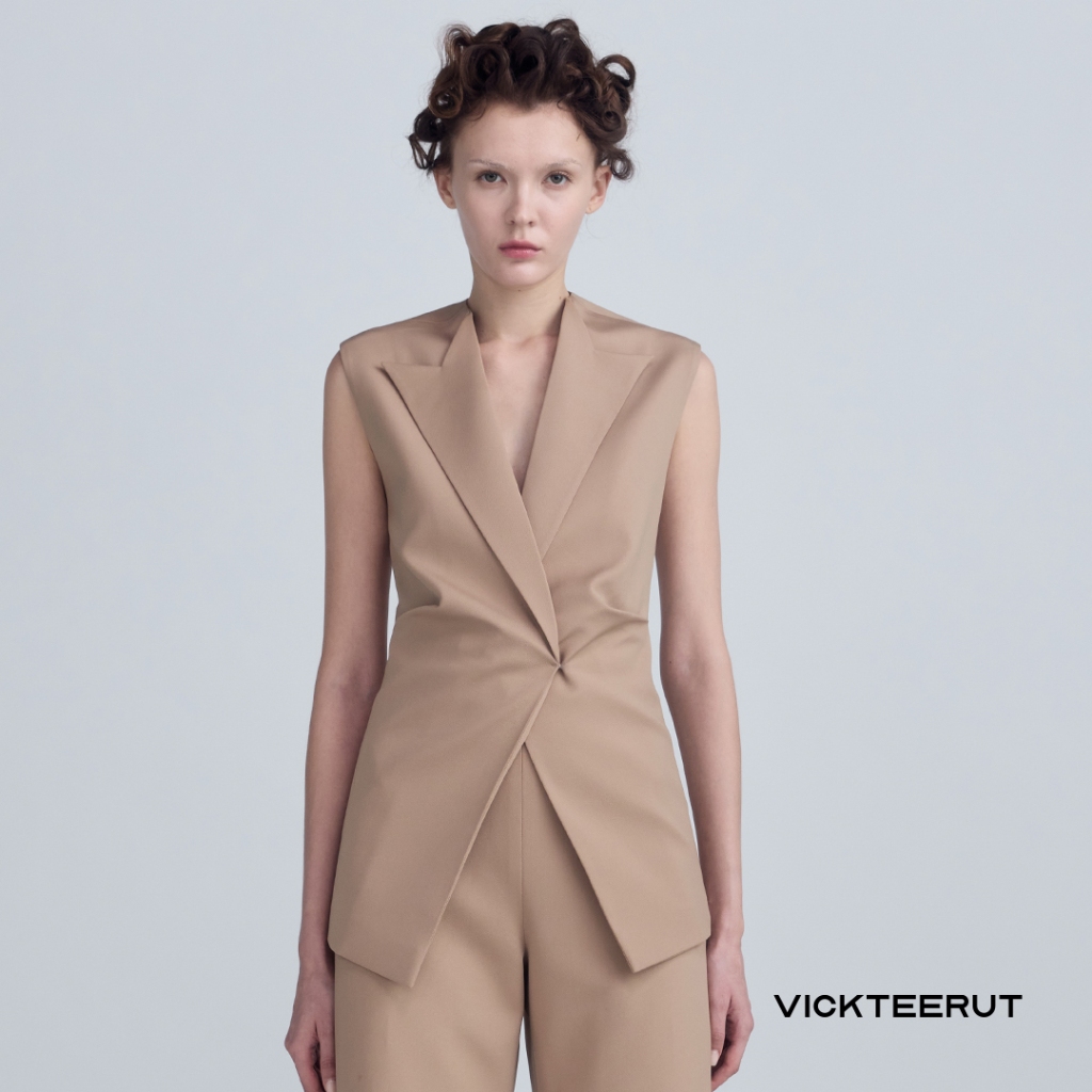 VICKTEERUT Sleeveless Peak-Lapel Jacket with Open Placket เสื้อแจ๊คเก็ต แขนกุด ปกสูท สาบแยก