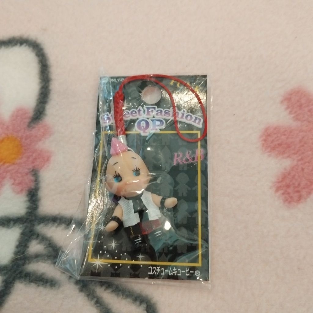 พวงกุญแจตุ๊กตาคิวพี (Kewpie Doll) รุ่น "Costume Kewpie" ในชุดสไตล์แฟชั่น R&B จากประเทศญี่ปุ่น