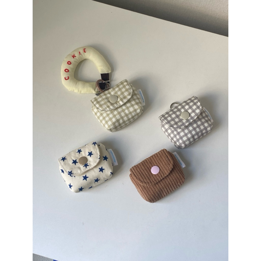 Aipods pouch กระเป๋าเล็กสำหรับใส่แอร์พอด หูฟังบลูทูธอื่นๆ สั่งปักสายคล้องมือได้