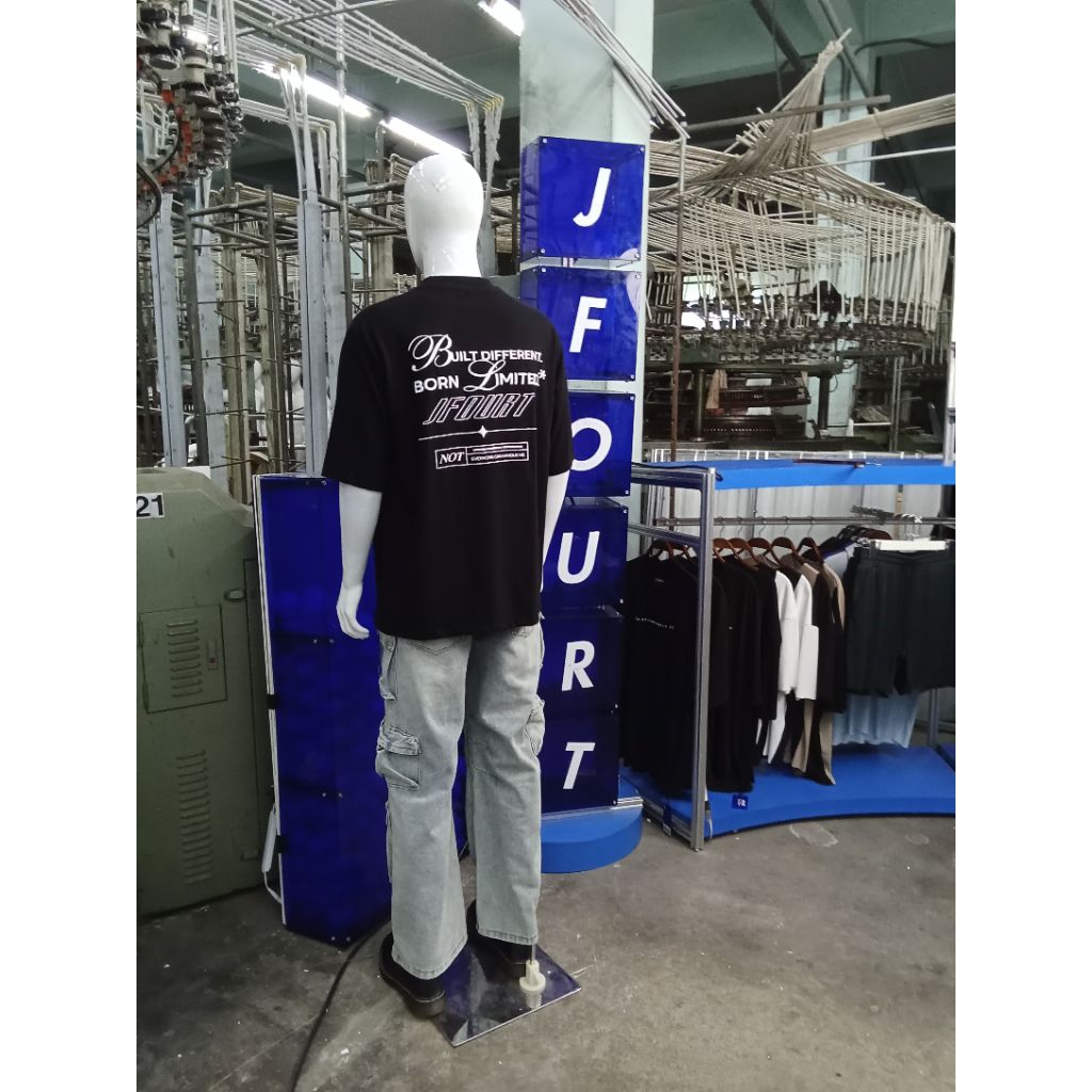 Jfourt เสื้อสกรีนนูน Built Different”