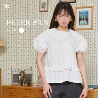 Panchitar Peter Pan – เสื้อสีขาวคอบัว แขนพอง ดีเทลระบายเล็ก ๆ ลุคหวานละมุน กระดุมดอกไม้ผ่าข้าง
