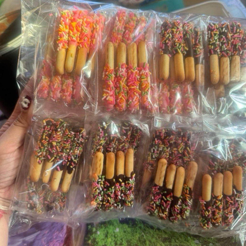 ขนมปังแท่ง#ป๊อกกี้แท่งละ1บาทเท่านั้น. 1 แพ็คมี 4 ชิ้น = 4 บาทคะ