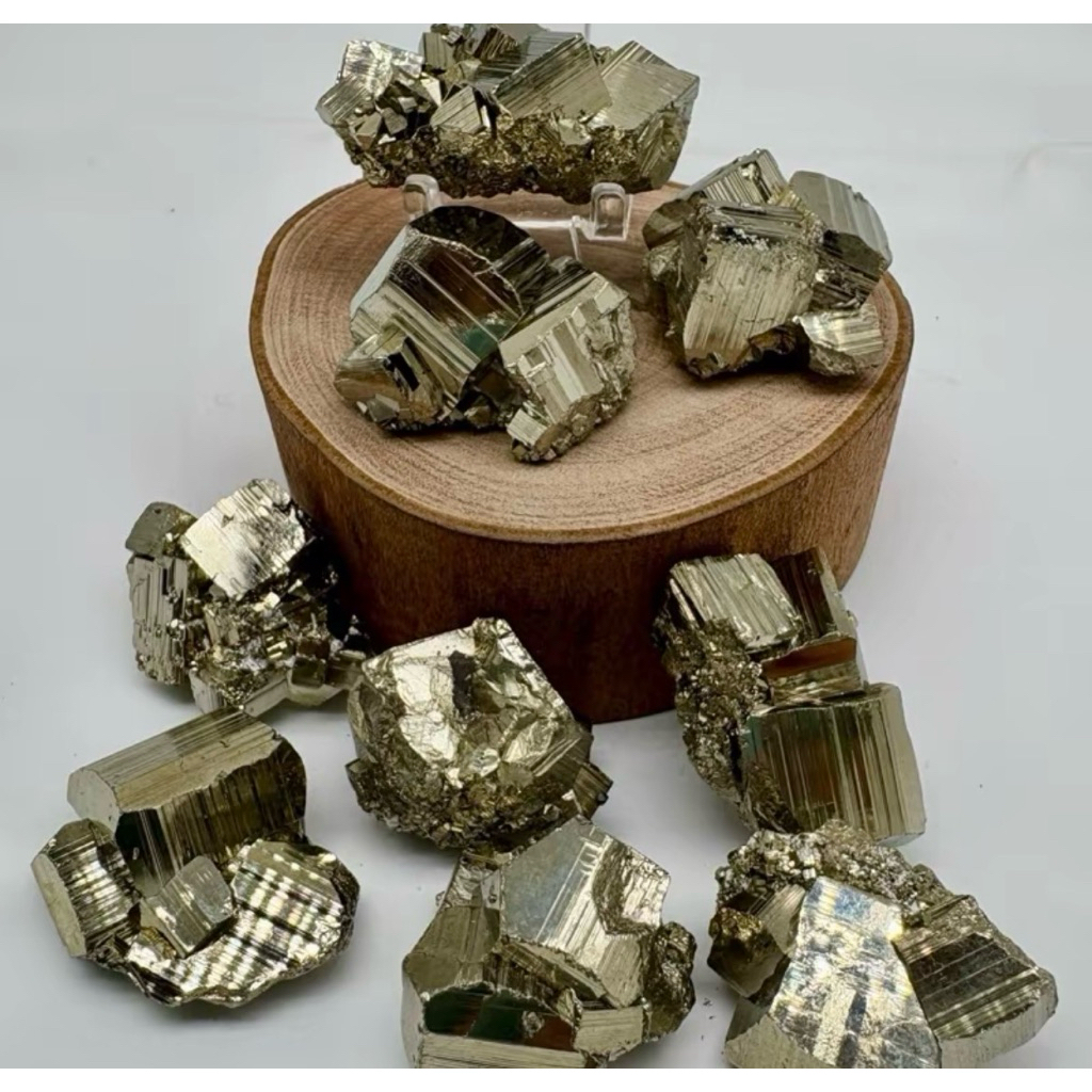 Natural Pyrite Crystal Cluster ก้อนแร่ไพไรต์ธรรมชาติ ทรงลูกบาศก์ สีทองเงา ของแต่งบ้าน/สะสม