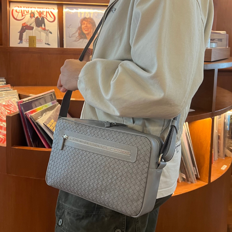 02-472 compact messenger bag intrecciato กระเป๋าสะพายหนังแท้ สานมือทั้งใบ แบรนด์ klaas ของแท้