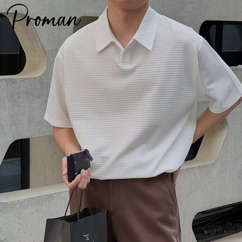 ⚡️Proman⚡️ เสื้อโปโล แขนสั้นผู้ชายแบรนด์อินเทรนด์ ins เวอร์ชั่นเกาหลีของเสื้อโปโลแขนสั้นผ้า