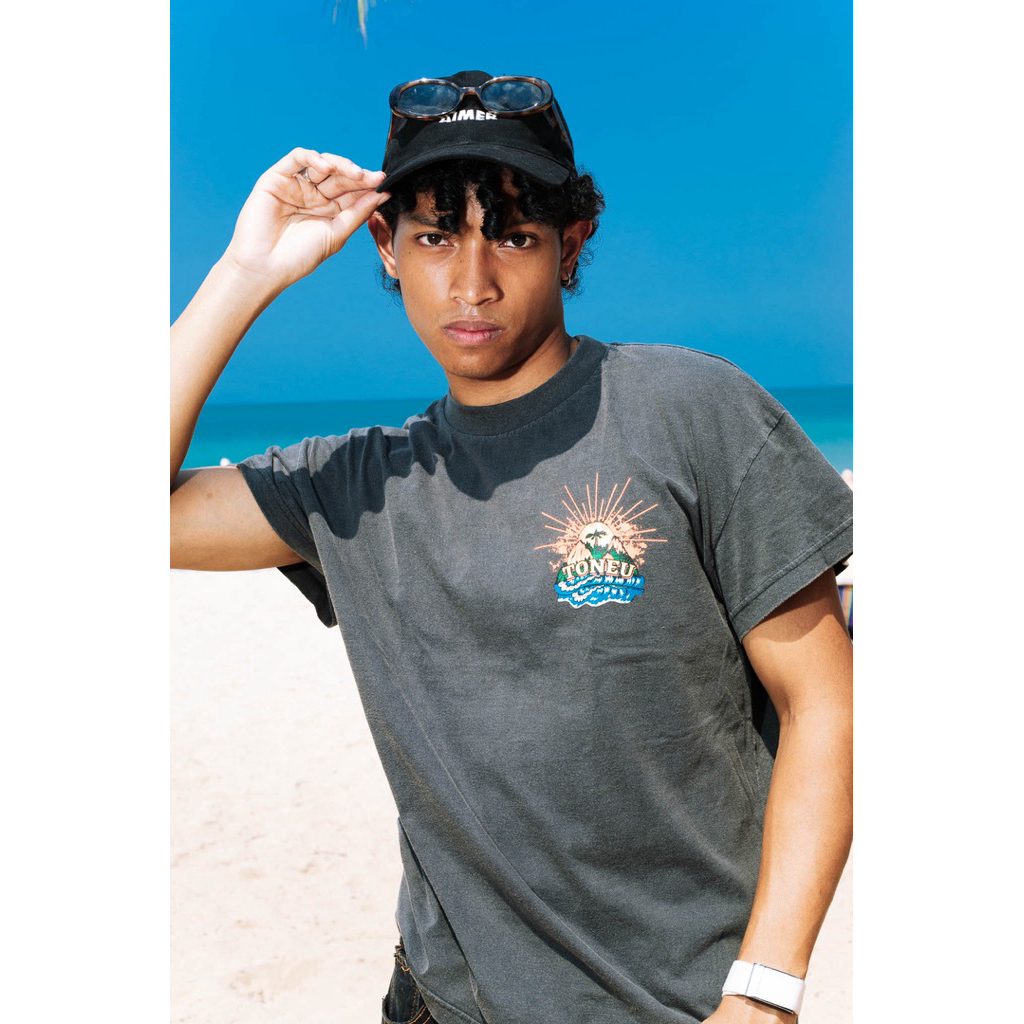 TONEU - เสื้อยืดทรงคอฟิต แขนปีกนก