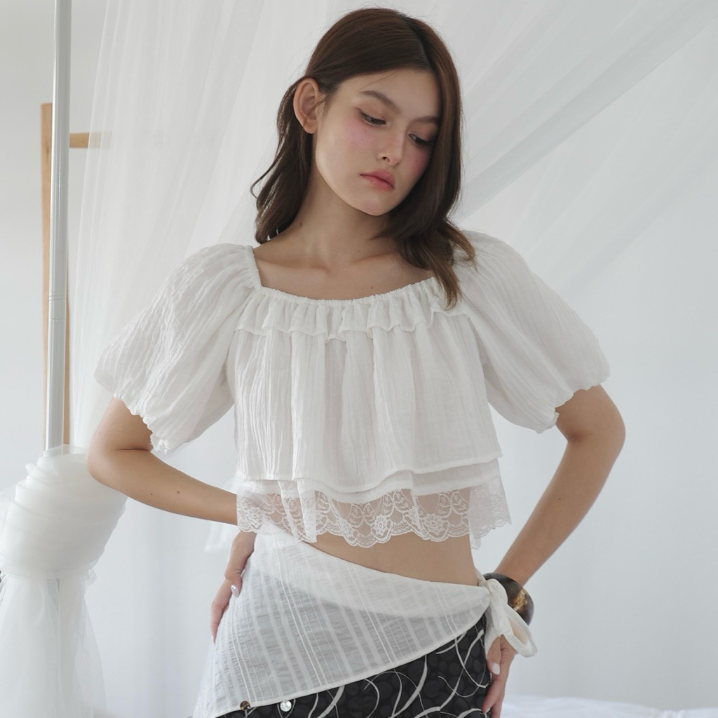 Theremin Caro top เสื้อครอปแขนพองดีเทลตกแต่งลูกไม้ (white, blue)