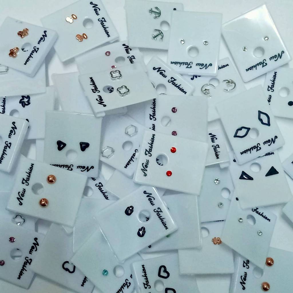 ต่างหูก้านพลาสติก สิ้นค้าคละลาย มีให้เลือกหลายแบบ(ราคาส่ง)