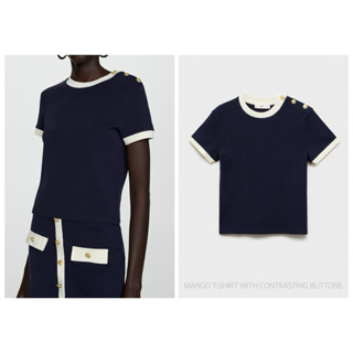 MANGO เสื้อยืดแขนสั้น คอกลม กระดุมสีทอง T-SHIRT WITH CONTRAS…