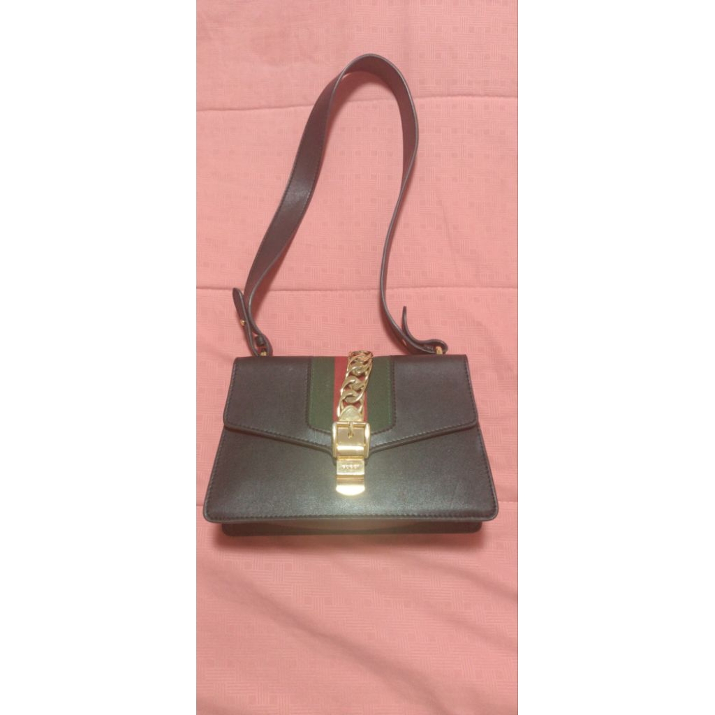 Gucci silver shoulder used bags like new good condition and good price