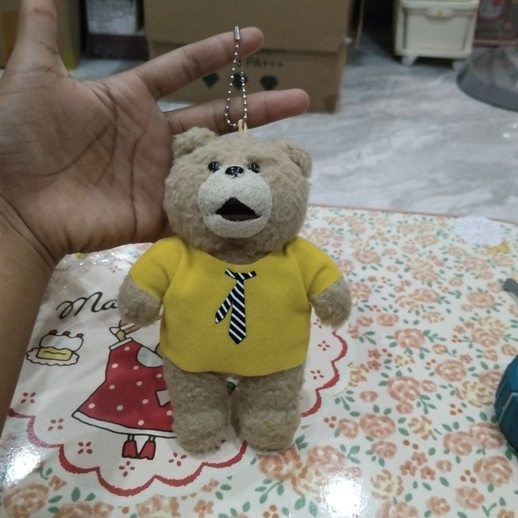 ตุ๊กตาหมี Ted (เท็ด) จากภาพยนตร์เรื่อง Ted 2 โดยเป็นพวงกุญแจตุ๊กตาลิขสิทธิ์แท้จากญี่ปุ่น (งานคีบตู้ห