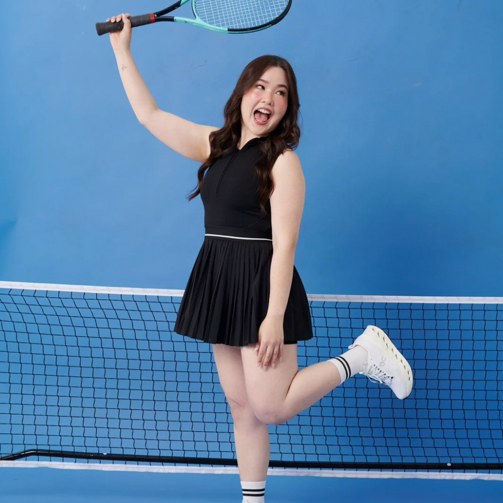 The Hamptons Tennis Dress Black – เดรสเทนนิส ผู้หญิง ใส่ออกกำลังกาย TharaMovement