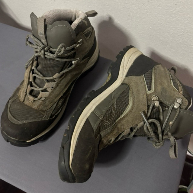 รองเท้ามือสอง รุ่น MH100 จากแบรนด์ Quechua