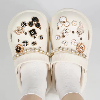 จัดส่งทันที 18 ชิ้น Double Chain Croc DIY Charm อุปกรณ์เสริมรองเท้า Black White Series