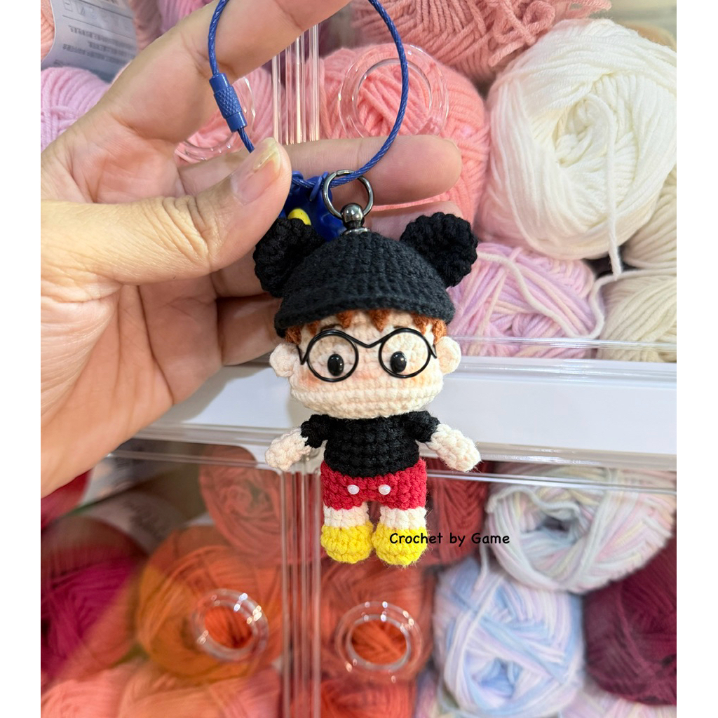 พวงกุญแจตุ๊กตาถัก เด็กผู้ชายใส่แว่น ชุดธีมมิกกี้ | Handmade Crochet Doll