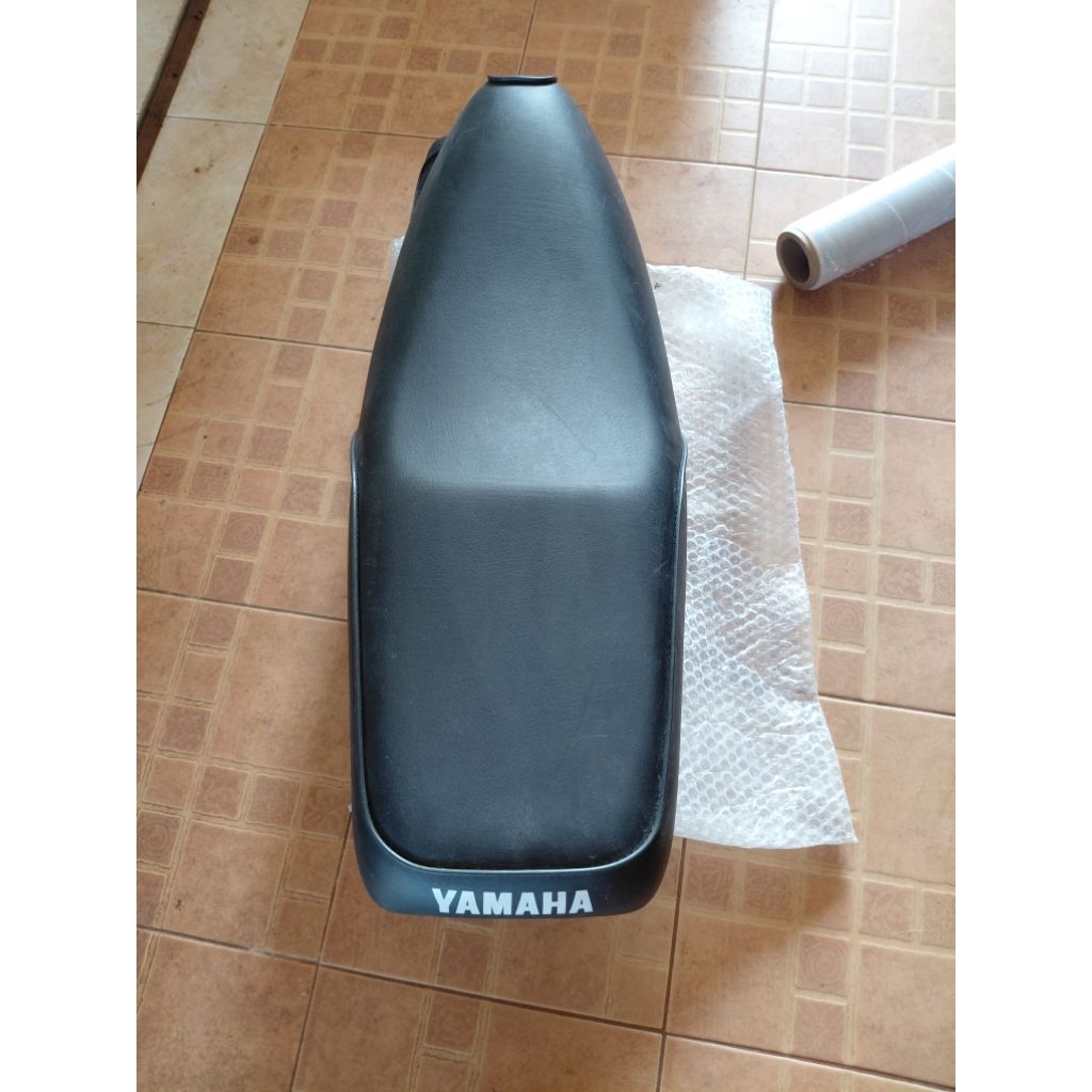 4YS-S4730-00 เบาะนั่งรถจักรยานยนต์ Yamaha Rainbow แท้ใหม่ (ใช้กับ Yamaha Y111 ได้เลย) ดูคลิปเพิ่มก่อ