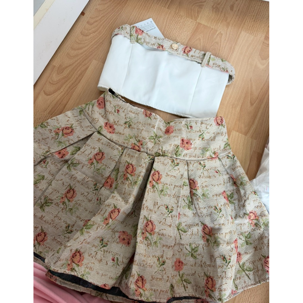 ชุดเซทแฟนชั่นเกาะอกลายดอกไม้กระโปรงผ้าทวีต มือ1 ไซต์S-M ป้าย NUYSHOP