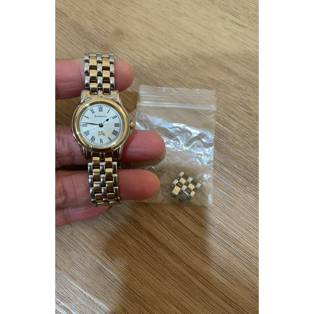 นาฬิกาข้อมือผู้หญิงงานแบรนด์แท้มือสอง burberryสภาพดี BURBERRY นาฬิกาข้อมือผู้หญิง ทรงกลม สีเงิน x ทอ